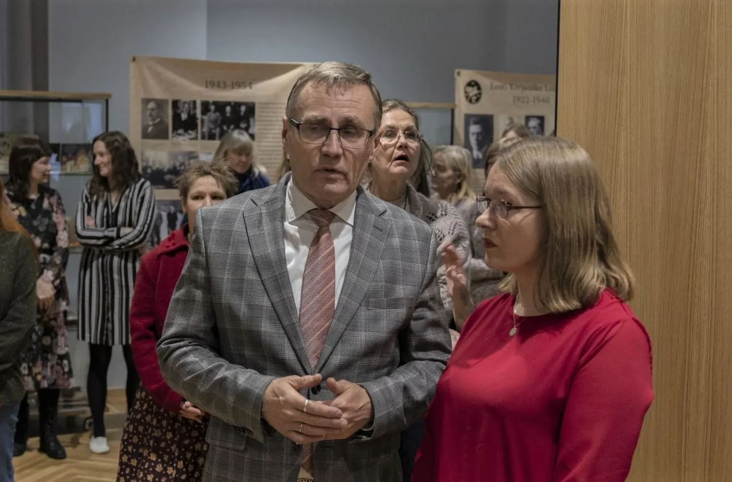 Tõnis Lukas ja Piret Voolaid on Eesti kirjandusmuuseumi eelmine ja uus direktor.