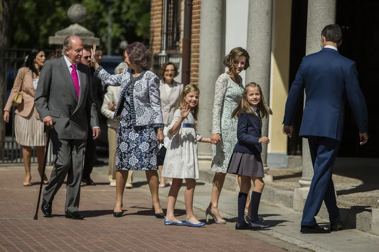 Kuninglik pere teel kirikusse.