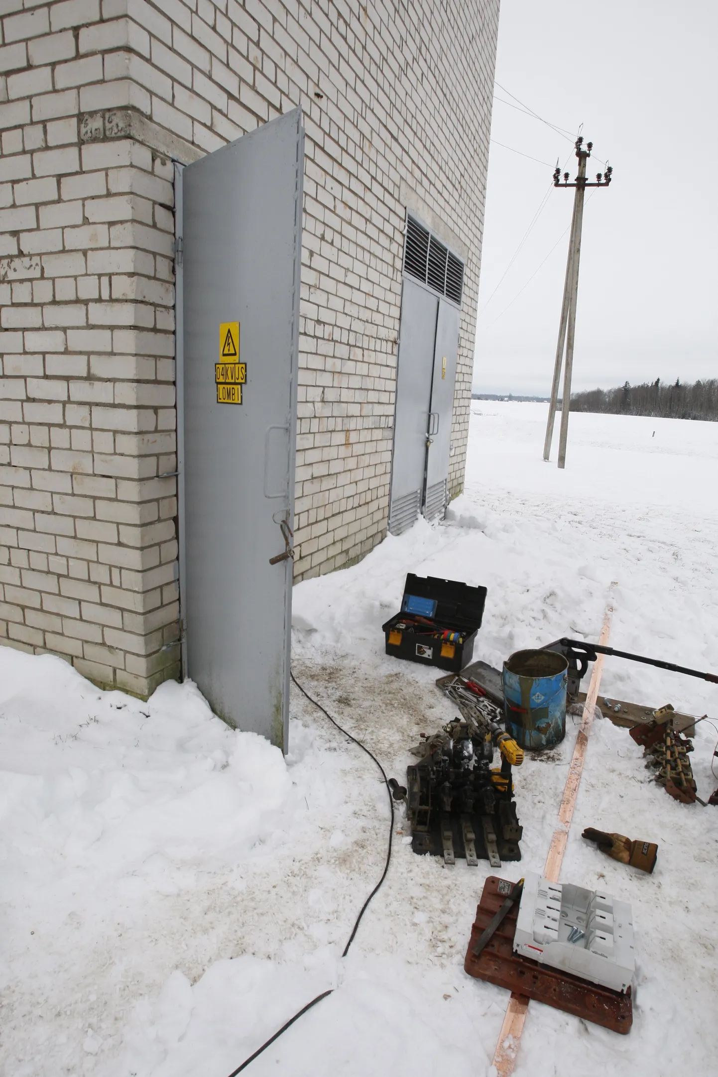 Lumetormi ajal ja järel tuli liinimeestel palju tööd teha, et inimesed elektri tagasi saaksid.