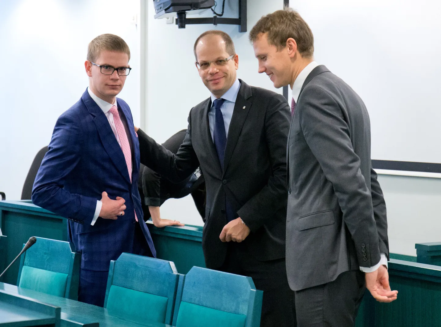 Riigikohtus süüdi jäänud Priit Toobal (paremal) ja Lauri Laasi kinnitasid kuni lõpuni avalikkusele oma süütust. Riigikogust lahkuma sunnitud poliitikud mullu oktoobris koos oma kaitsja Oliver Nääsiga Harju maakohtus.