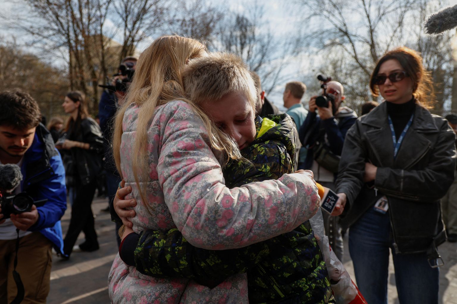 Irõna kallistamas oma 13-aastast poega Bohdanit, kes päästeti Venemaa «suvelaagrist», kuhu laps okupeeritud aladelt viidi.