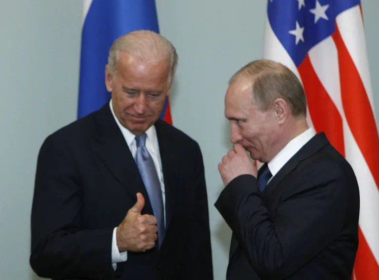 Joe Biden kui USA asepresident kohtumas kümme aastat tagasi Vladimir Putiniga, kes varjus tollal Vene Föderatsiooni tegeliku juhina peaministri tiitl taha.