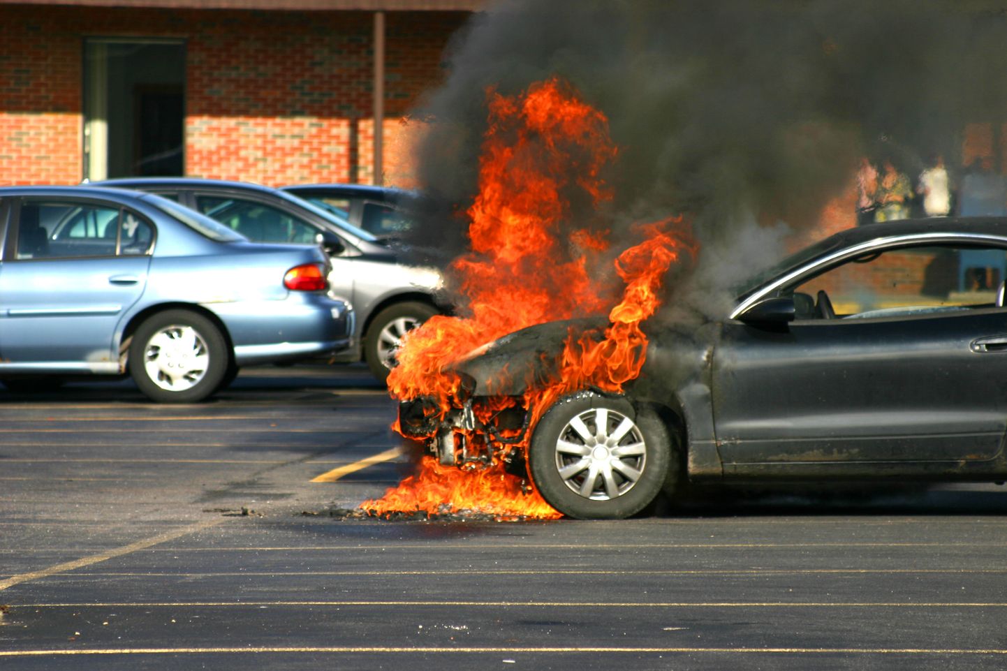 Загорелся двигатель автомобиля. Машина задымилась. Возгорание автомобиля.