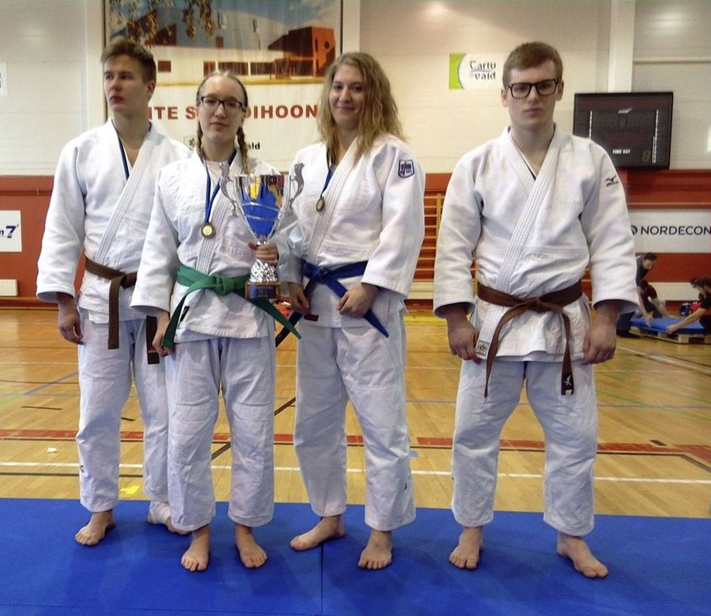 Viljandist sirgunud neli juuniori, kes Eesti judomeistrivõistlustel medalini jõudsid: (vasakult) Tanner Saar, Äli Agnes Järve, Kristel Naelso ja Venno Austrin.