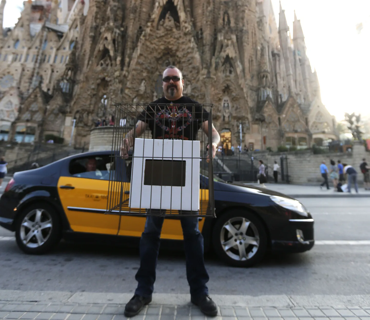 Kataloonia iseseisvuse eest seisva rühmituse liige protestis eile Barcelonas sümboolselt puuri pandud valimiskastiga.