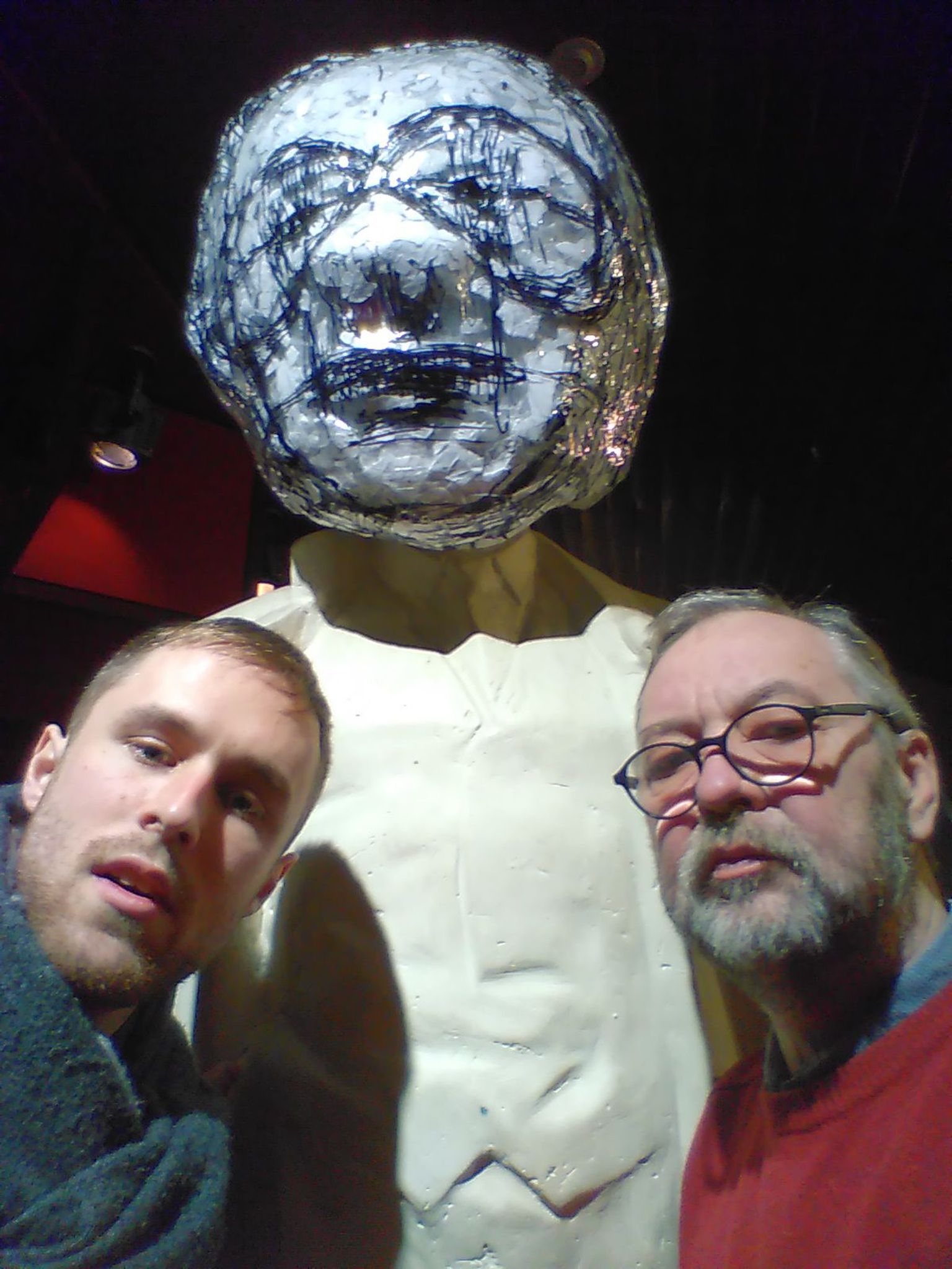 Kaks eestlast Rahu tänava muuseumis koos suurepealise Leniniga.