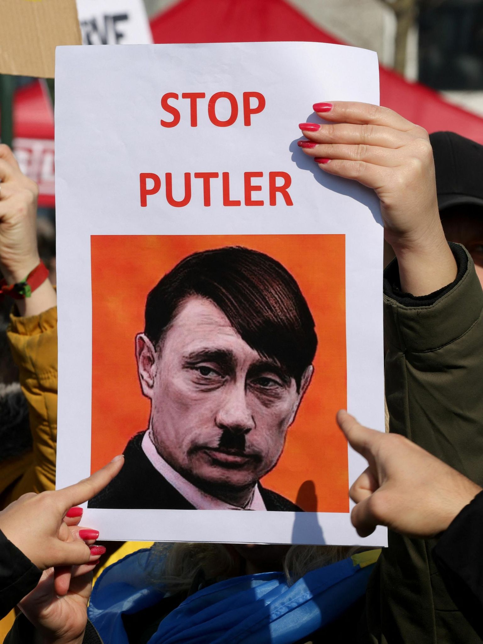 Praeguseks on Hitler Putinist suurem massimõrvar, aga kui Putin kasutab oma kaotuse vältimiseks tuumarelva, siis läheb ta ette. Meeleavaldajad on kokku miksinud Putini ning Hitleri näo iseloomulikud tunnused.