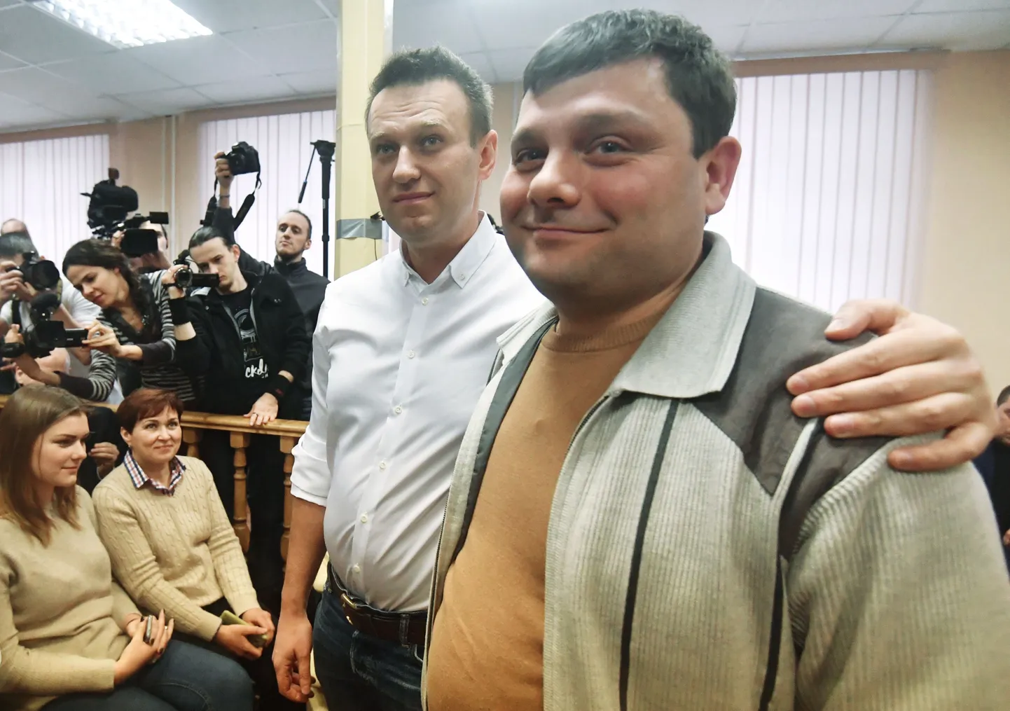 Aleksei Navalõi (vasakul) ja Pjotr Ofitserov kohtusaalis.