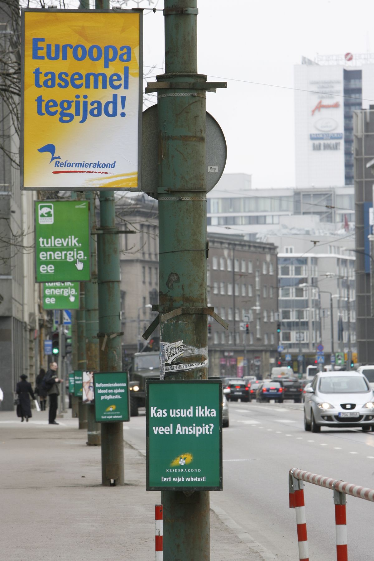 Реклама выборов в Европарламент на улицах Таллинна.