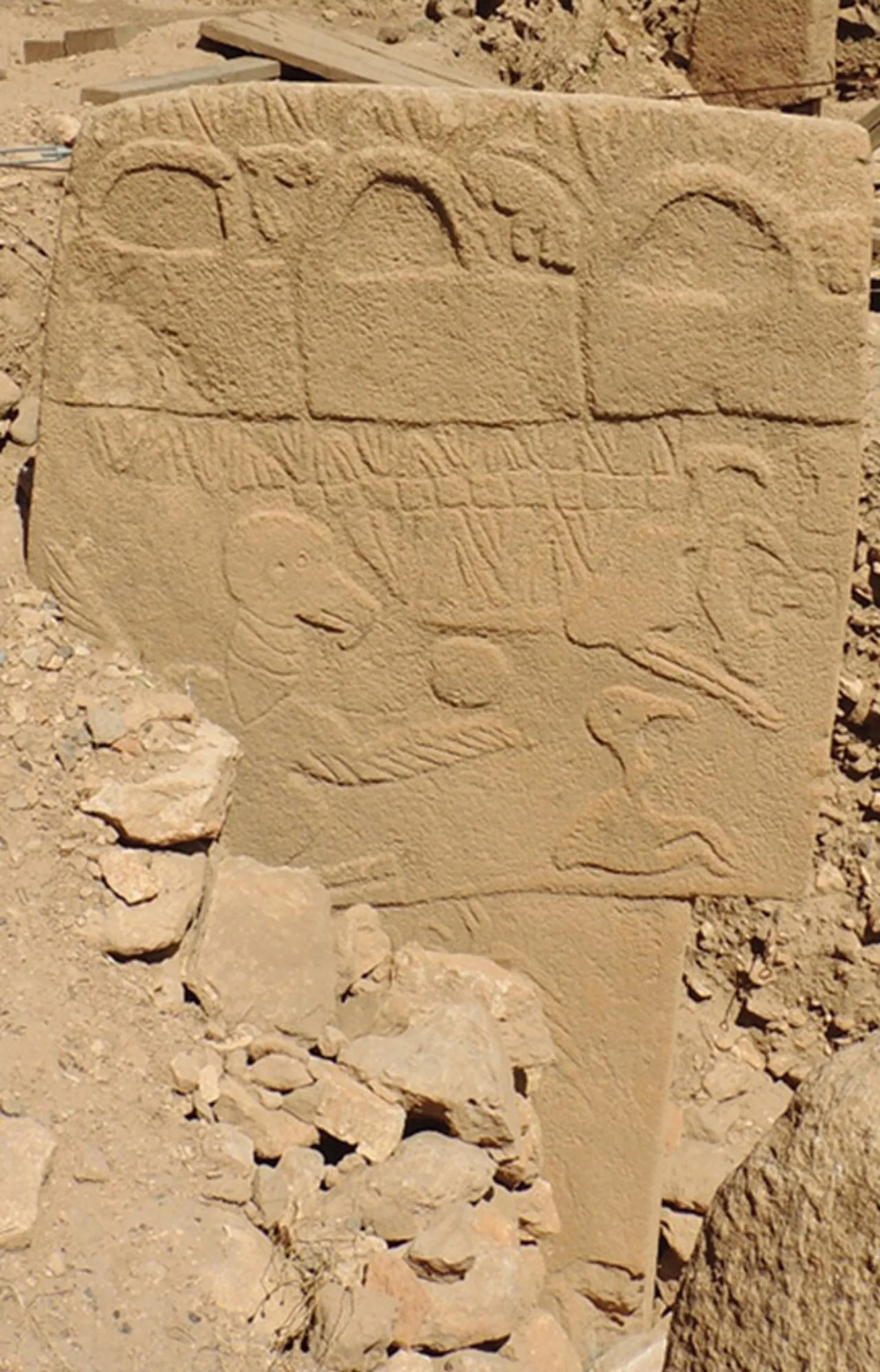 Türgis asuva Göbekli Tepe samba ja neil olevad nikerdused kujutavad arheoloogide arvates endast maailma vanimat teadaolevat kalendrit. Pildil on näide ühest sümbolitega kaunistatud sambast (D korpuse sammas 43).