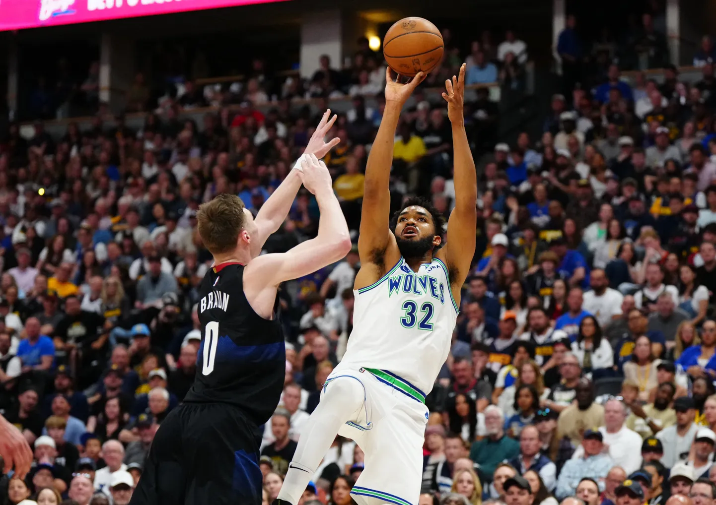 Minnesota Timberwolves keskmängija Karl-Anthony Towns (palliga) aitas koduklubi ajaloolise võiduni.
