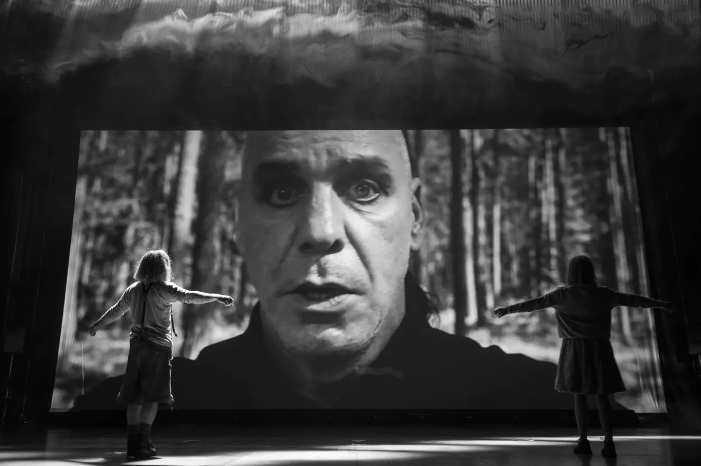 Hamburgi teatris Thalia esietendus Ene-Liis Semperi ja Tiit Ojasoo lavastus «Hans ja Grete» («Hänsel & Gretel»), kus osaleb ka Rammsteini laulja Till Lindemann.