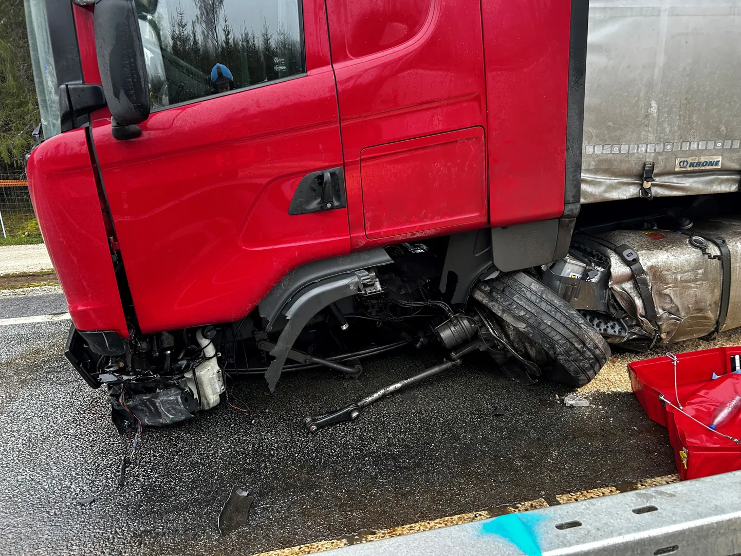 Põltsamaa lähedal juhtus Tallinna-Tartu maanteel liiklusõnnetus, veoauto sõitis teepiirdess.e