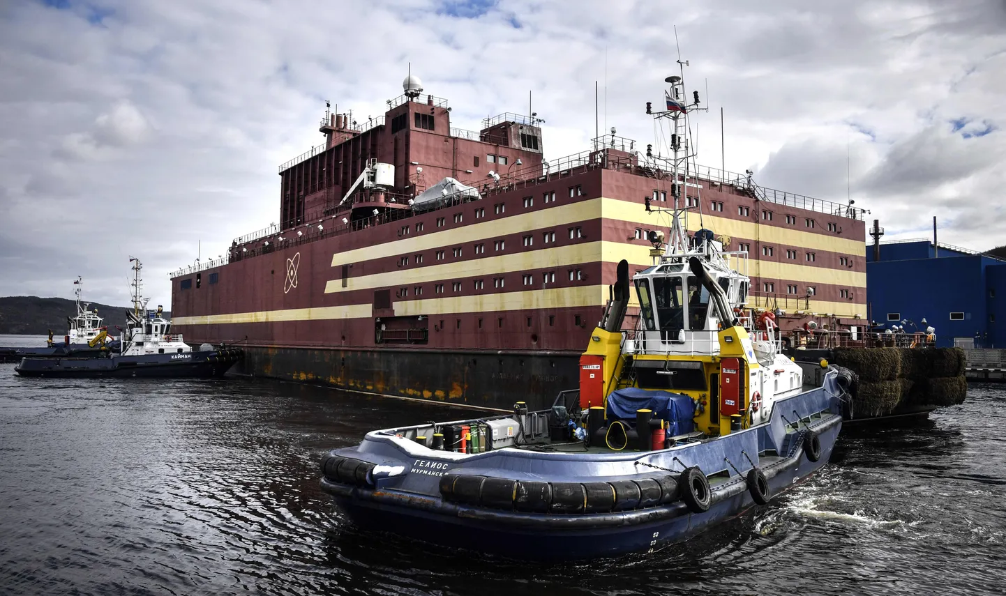 Kui eelmisel kevadel oli ujuvtuumajaam Akadeemik Lomonossov kaetud pruuni ja beeži värviga, siis tänaseks on see saanud uue, Vene lipu värvides kuue.