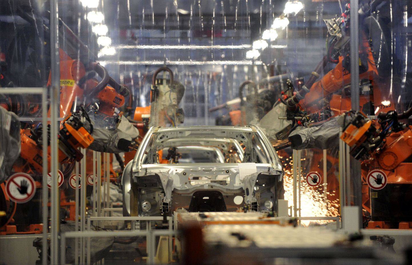 Robotid Hannoveris Volkswageni tehases Porsche Panamera kallal töötamas. 
Vastavalt eile avaldatud raportitele võttis toomine jaanuaris hoogu kogu maailmas.