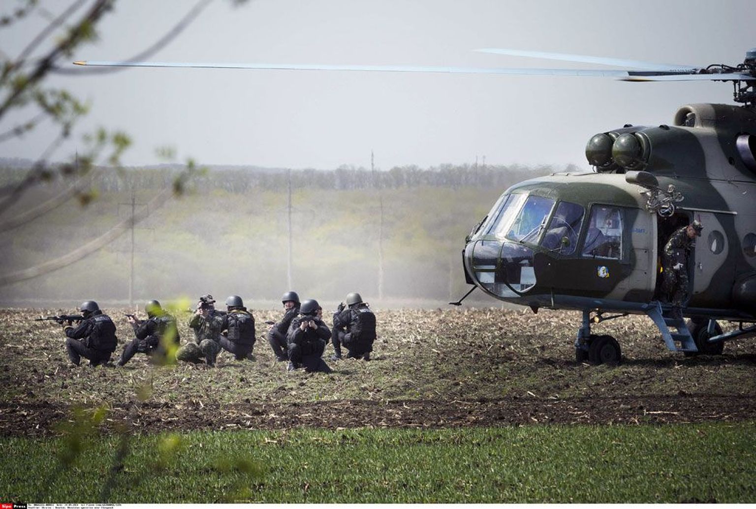 Ukraina eriväelased lähenemas eile helikopterile, et sõita Slovjanskist 50 kilomeetri kaugusel asuvasse baasi Izjumis.