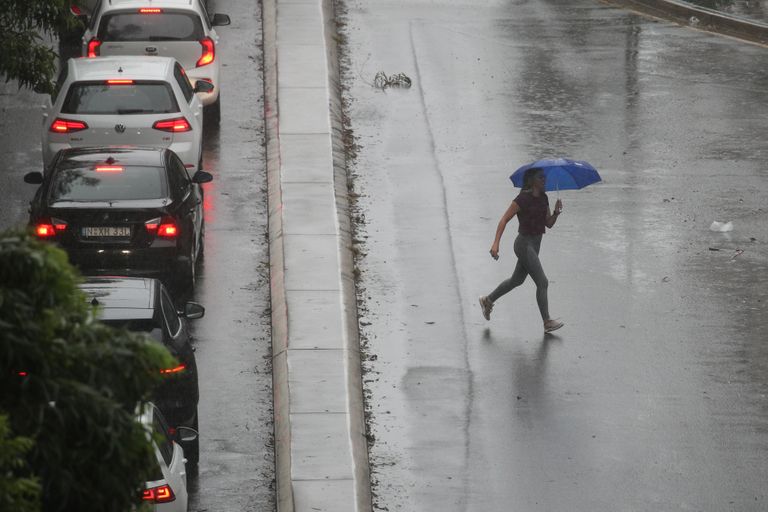 Jalakäija vihmasajus Uus-Lõuna-Walesis Sydneys. 