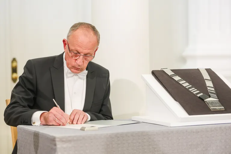 Tartu ülikooli rektor Toomas Asser kirjutab ametivandele alla.