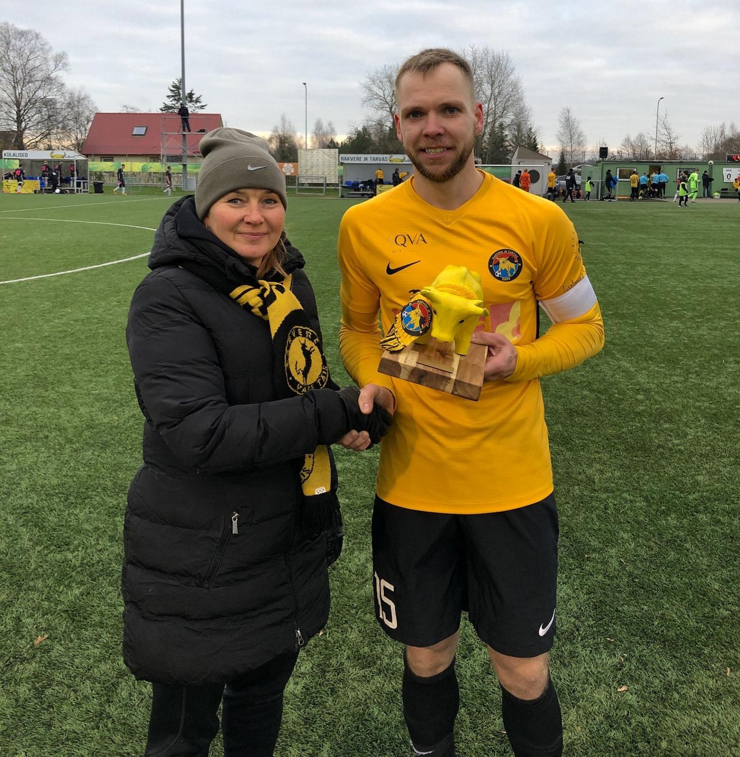 Jalgpalliklubi Tarvas poolehoidjate auhinna andis koduklubi parimale pallurile Siim Rannamäele üle Külli Raudsalu.