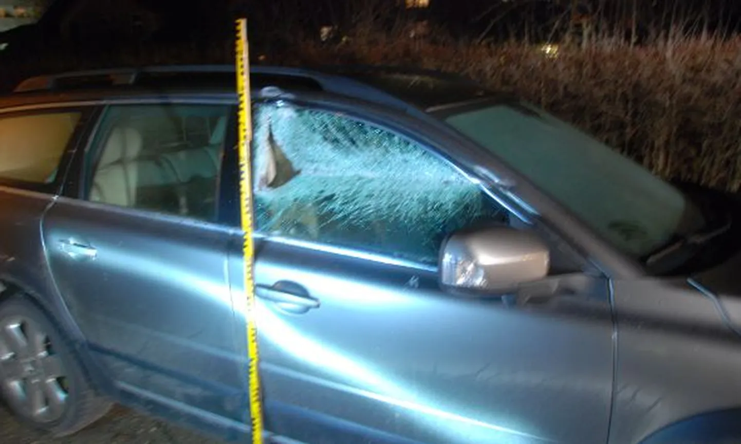 Saekoja ja Raua tänava ristmikul vigastas seni tabamata sõiduk Volvo sõiduautot.