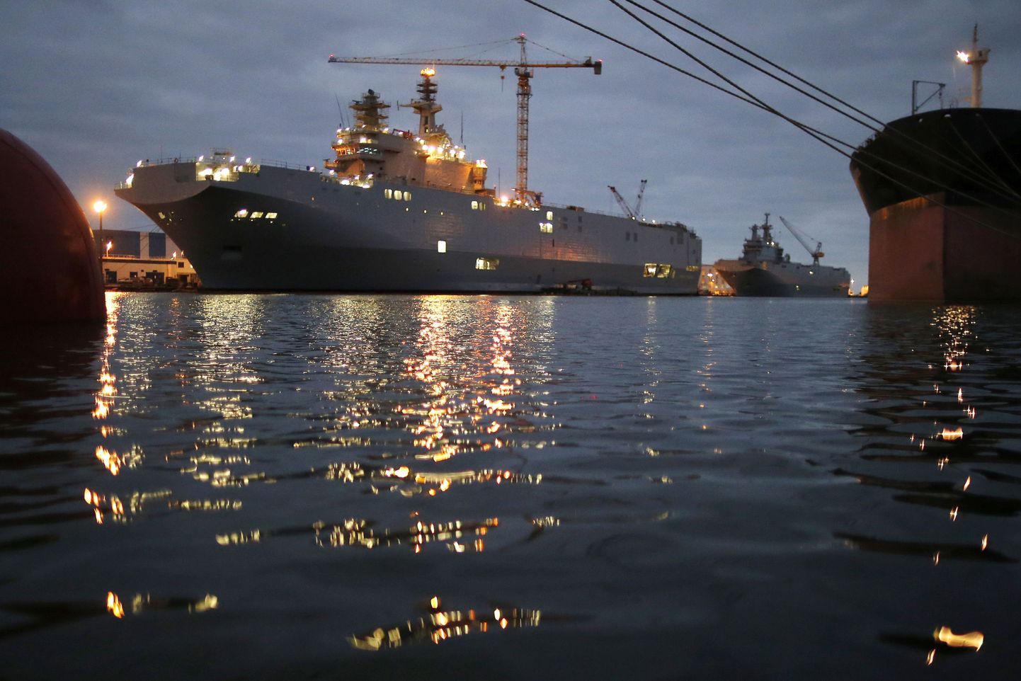 Kaks Mistral-klassi sõjalaeva Sevastopol ja Vladivostok Saint-Nazaire sadamas.