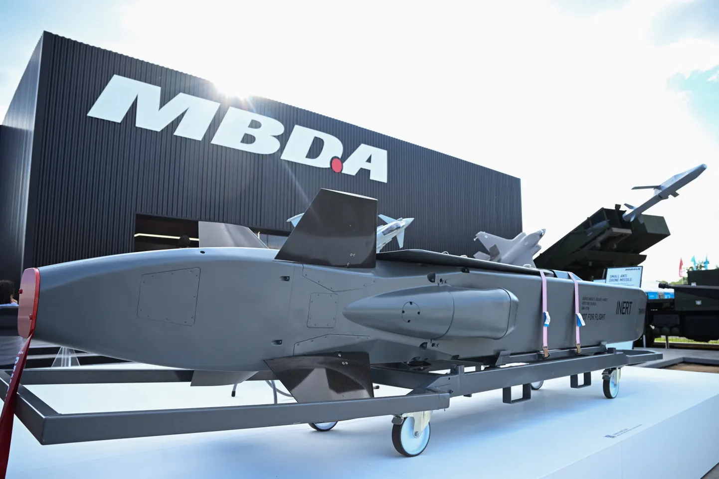 Vācijas raķešu sistēmu uzņēmuma “MBDA” un Zviedrijas “Saab Bofors Dynamics” ražotā no gaisa palaižamā raķete “Taurus KEPD 350” izstādīta pirms starptautiskās aviācijas un kosmosa izstādes ILA atklāšanas Berlīnē 2024. gada 4. jūnijā.
