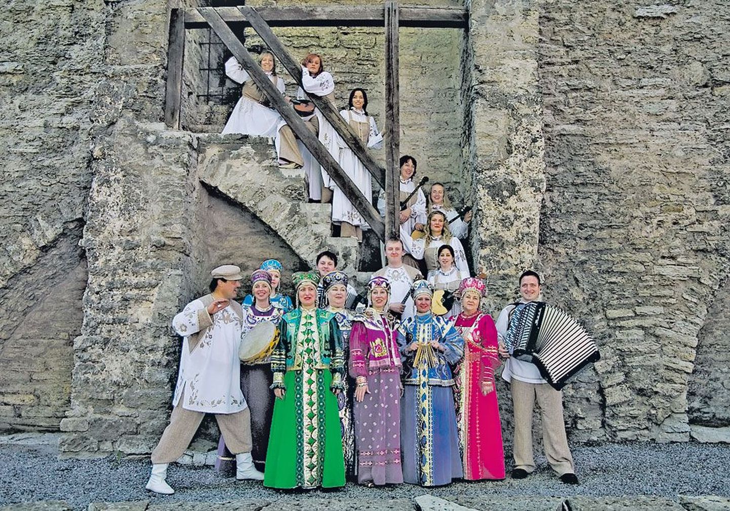 Ансамбль народной песни «Златые горы», который занимается в культурном центре «Линдакиви», выступает с концертами не только в Таллинне, но и в других регионах Эстонии, а также участвует в международных фестивалях.