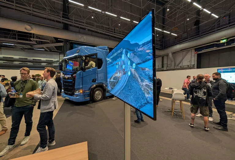 Muidugi ei puudu ühelt messilt ka säravaks löödud autod, seekord üsna suured. Selle veoki juures tutvustati nii-öelda tarkvara defineeritud autot ehk pilvelahendust, millega saab tänapäevast sõidukit hallata nii tootja kui kasutaja poolelt.