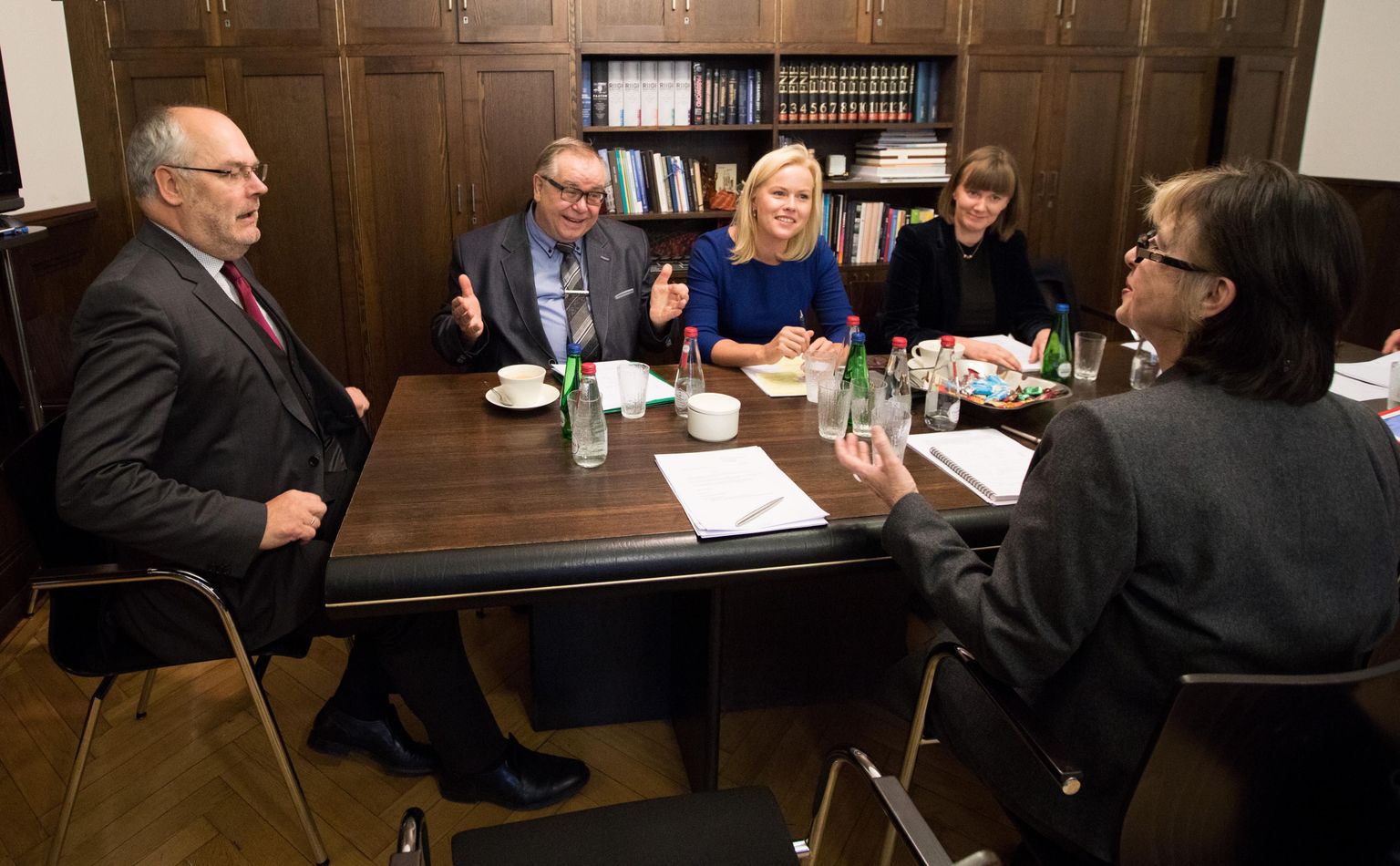 ERMi uueks juhiks valitud Alar Karis (vasakul) eile kultuuriministeeriumi valimiskomisjoni vestlusel. Pildil komisjoni liikmed Aadu Must, Merju Künnapu, Mirjam Rääbis ja Sirje Helme (seljaga).