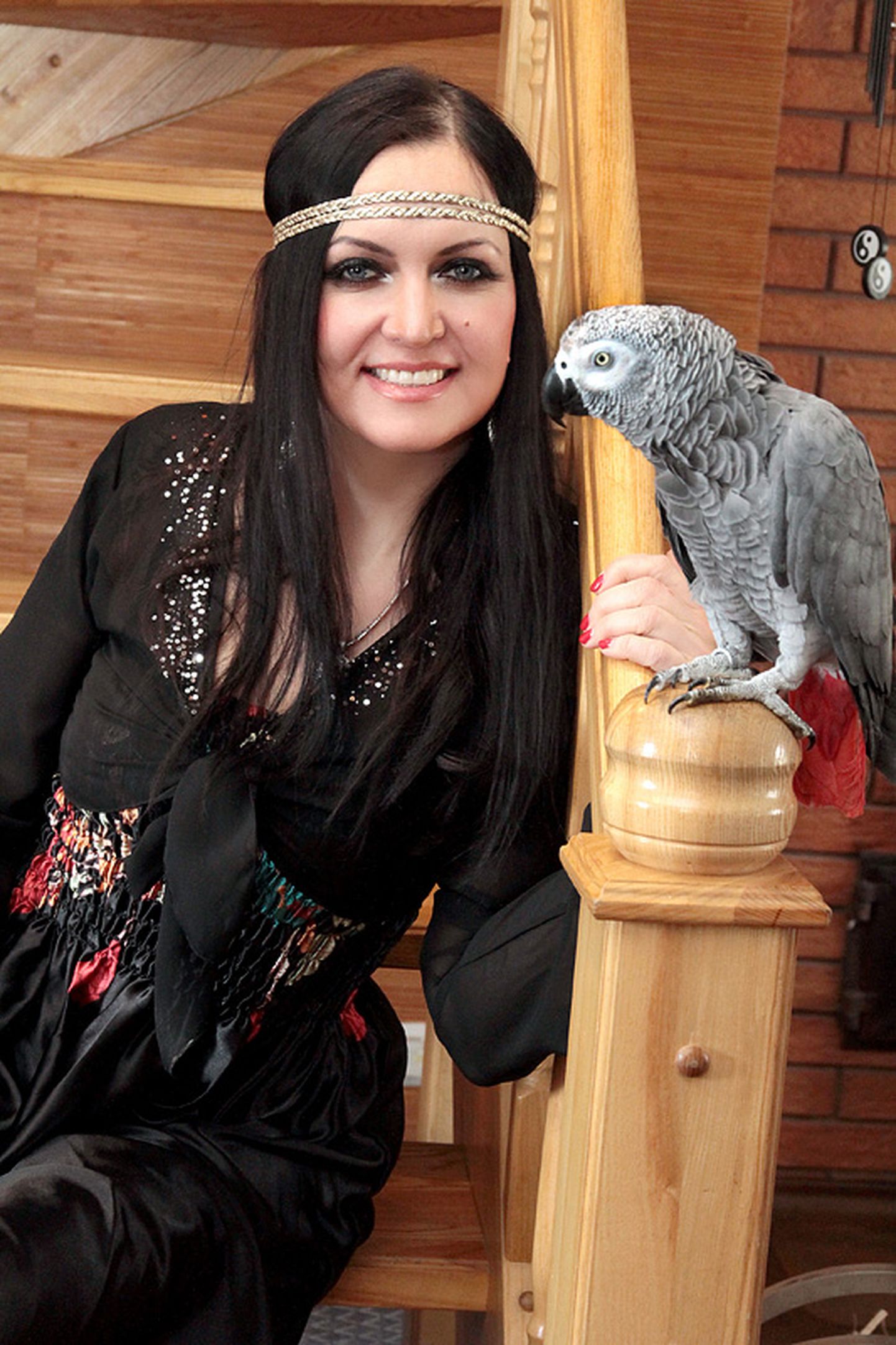 Papagoitaltsutaja Katarina Bright avab papagoikeskuse.
