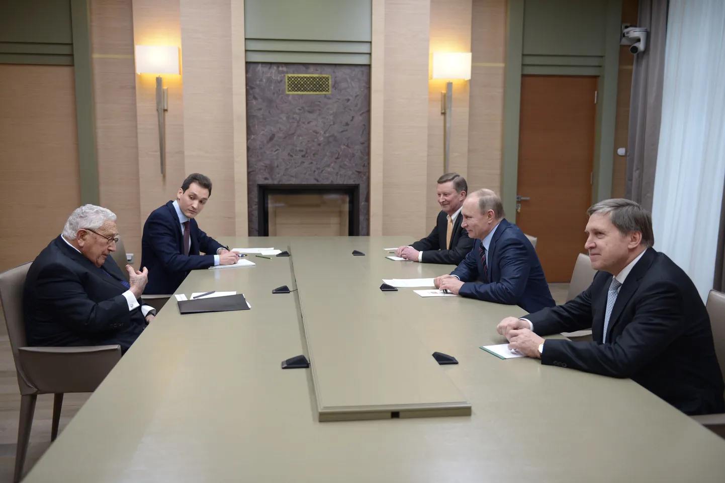 Vene president Vladimir Putin (paremalt teine) ja Ühendriikide endine välisminister Henry Kissinger eile Novo-Ogarjovo residentsis.