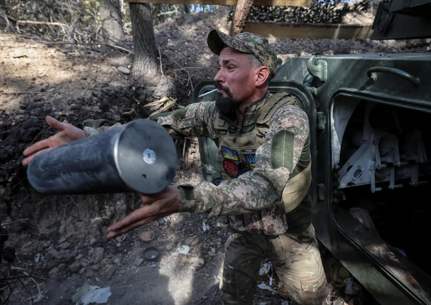 Ukraina suurtükiväelane valmistumas Vene positsioonide suunas Pokrovski lähistel järgmise löögi andmiseks liikurhaubitsast 2S1 Gvozdika 3. oktoobril 2024. aastal.