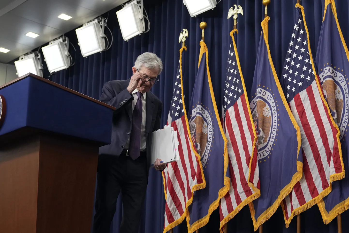 Fedi juht Jerome Powell lahkumas pressikonverentsilt Washingtonis 18. detsembril 2024.
