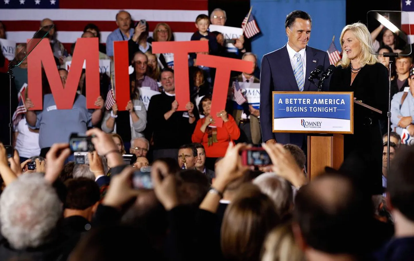 Mitt Romney koos abikaasa Anniga üleeile Manchesteris New Hampshire’i osariigis poolehoidjate ees.