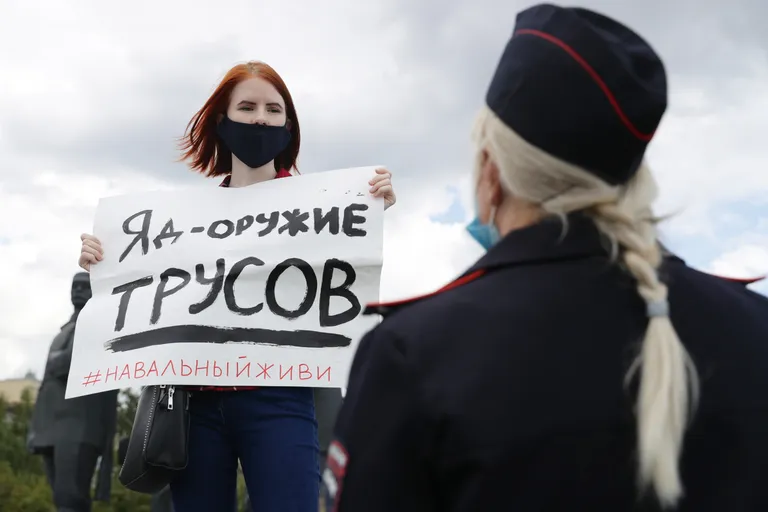 Venemaa opositsioonijuhi Aleksei Navalnõi toetaja protestimas Novosibirskis