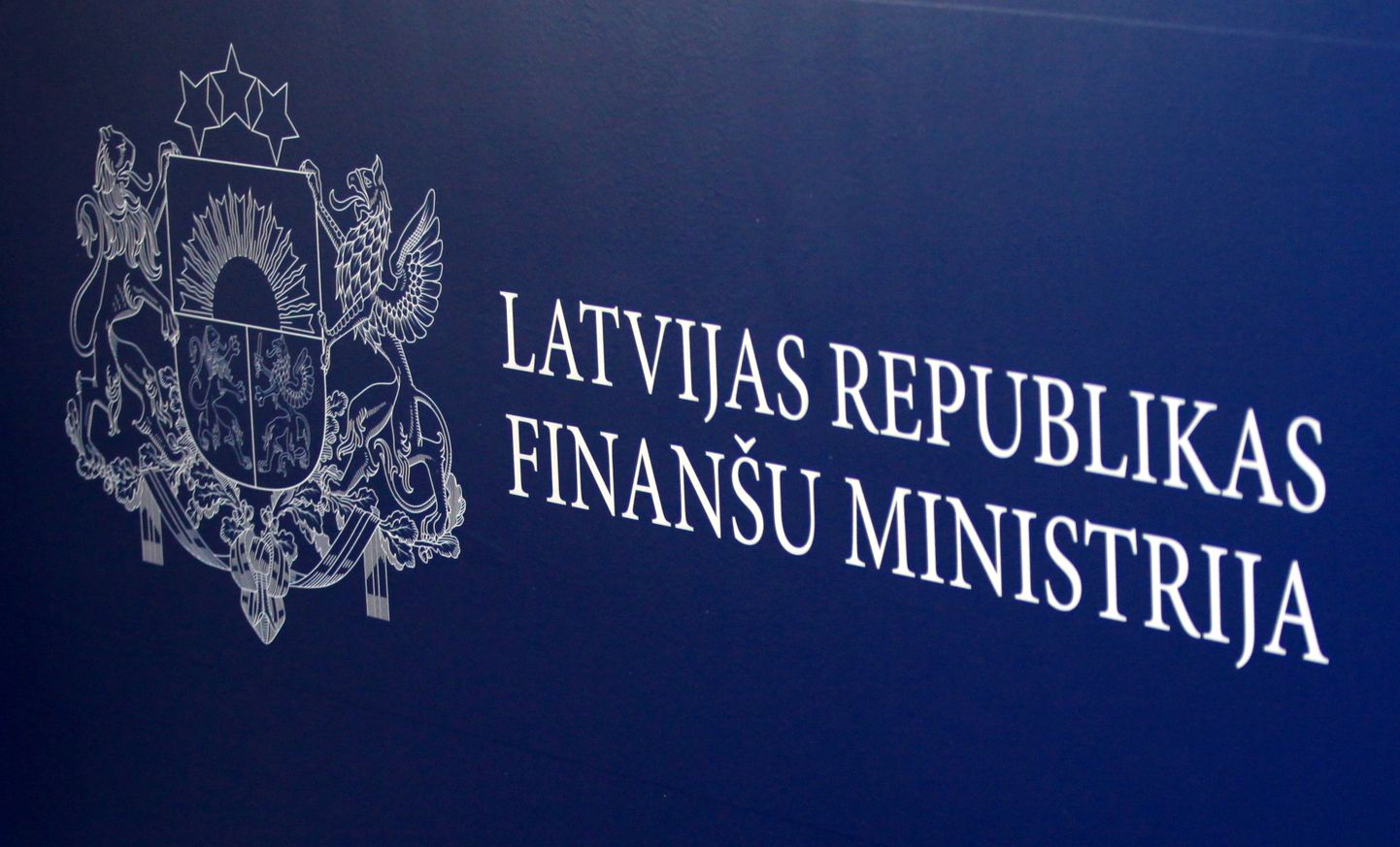 Надпись "Министерство финансов Латвийской Республики"