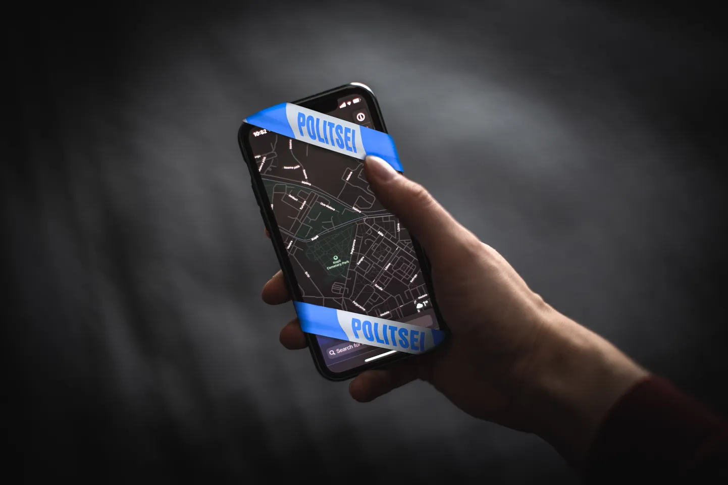 Illustratiivne foto telefoni sideandmete jälgimisest.