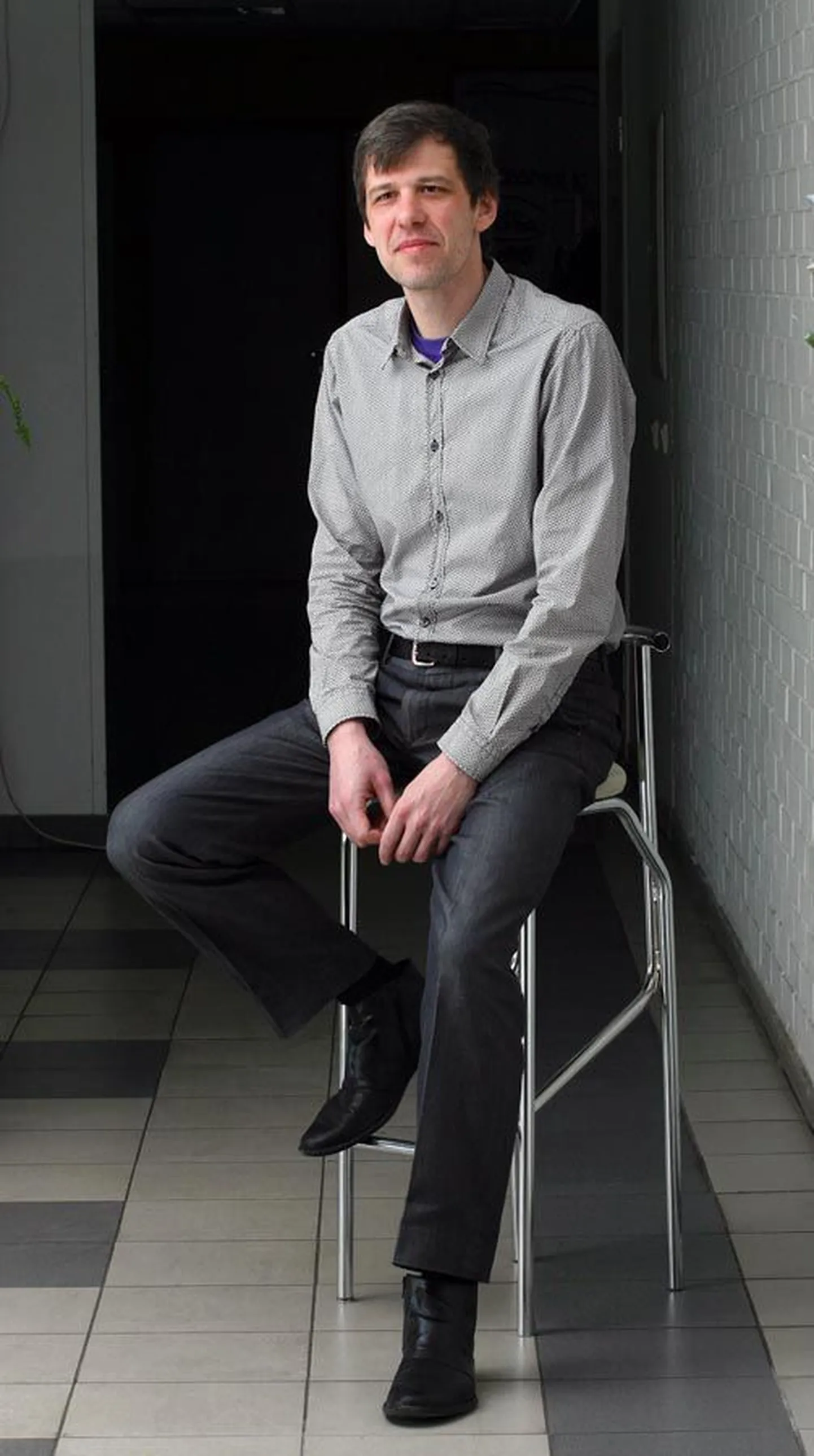 Kuni hoones käib remont, on Viljandi kultuurimaja juhi Jaanus Kuke tool ja laud Männimäel noortekeskuse ruumides.