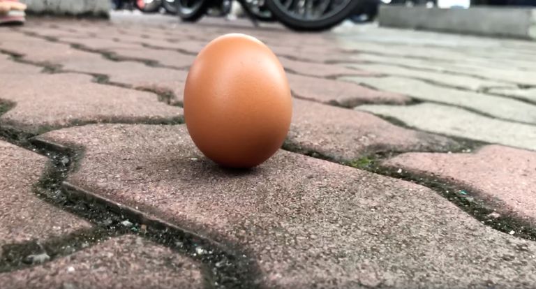Väidetavalt jäi Malaisias Kuala Lumpuris päikesevarjutuse ajal muna ühele otsale seisma.
