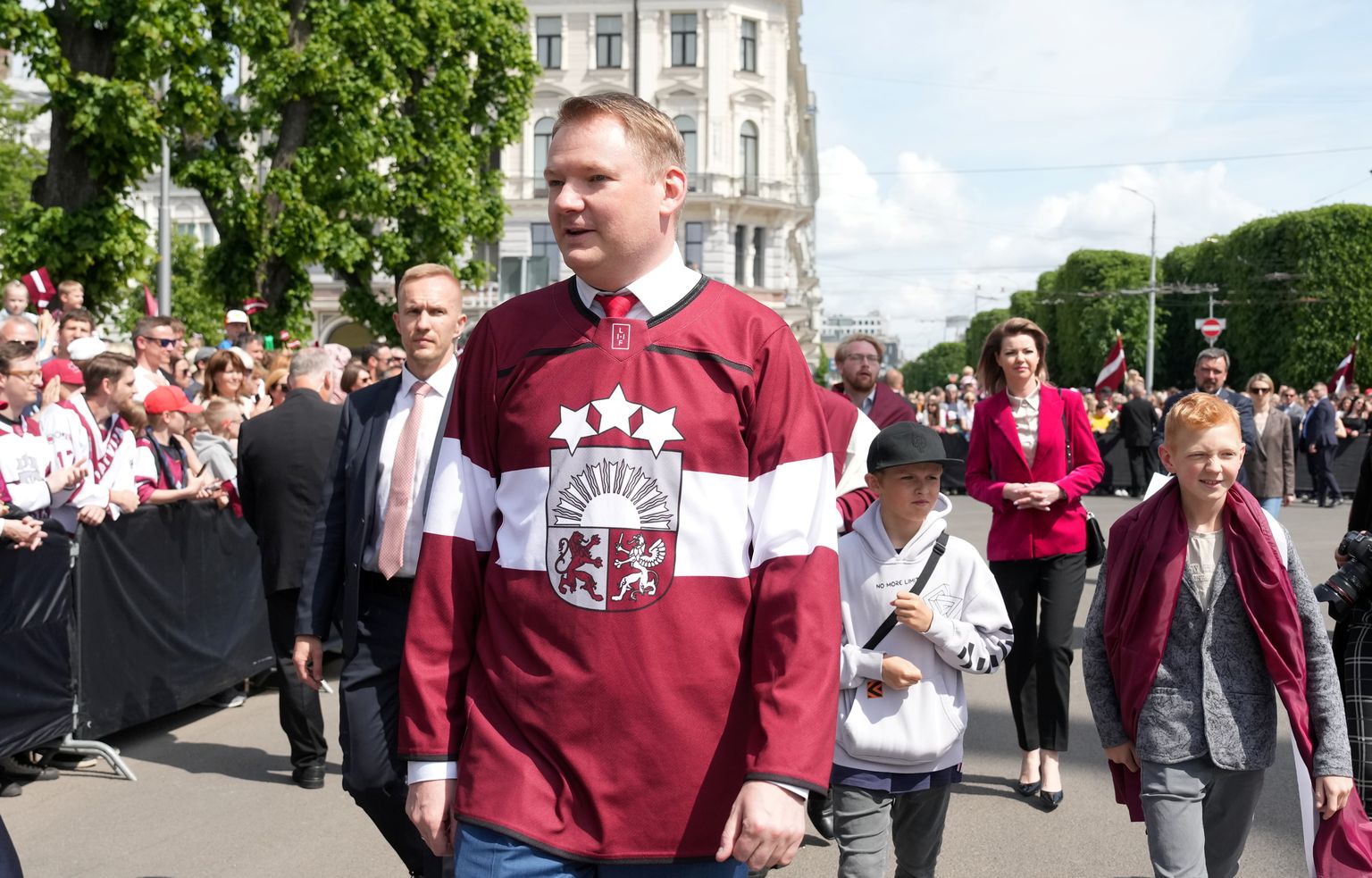 Saeimas priekšsēdētājs Edvards Smiltēns pie Brīvības pieminekļa, kur notiek bronzas medaļas Pasaules čempionātā hokejā izcīnījušās Latvijas hokeja izlases tikšanās ar līdzjutējiem.
