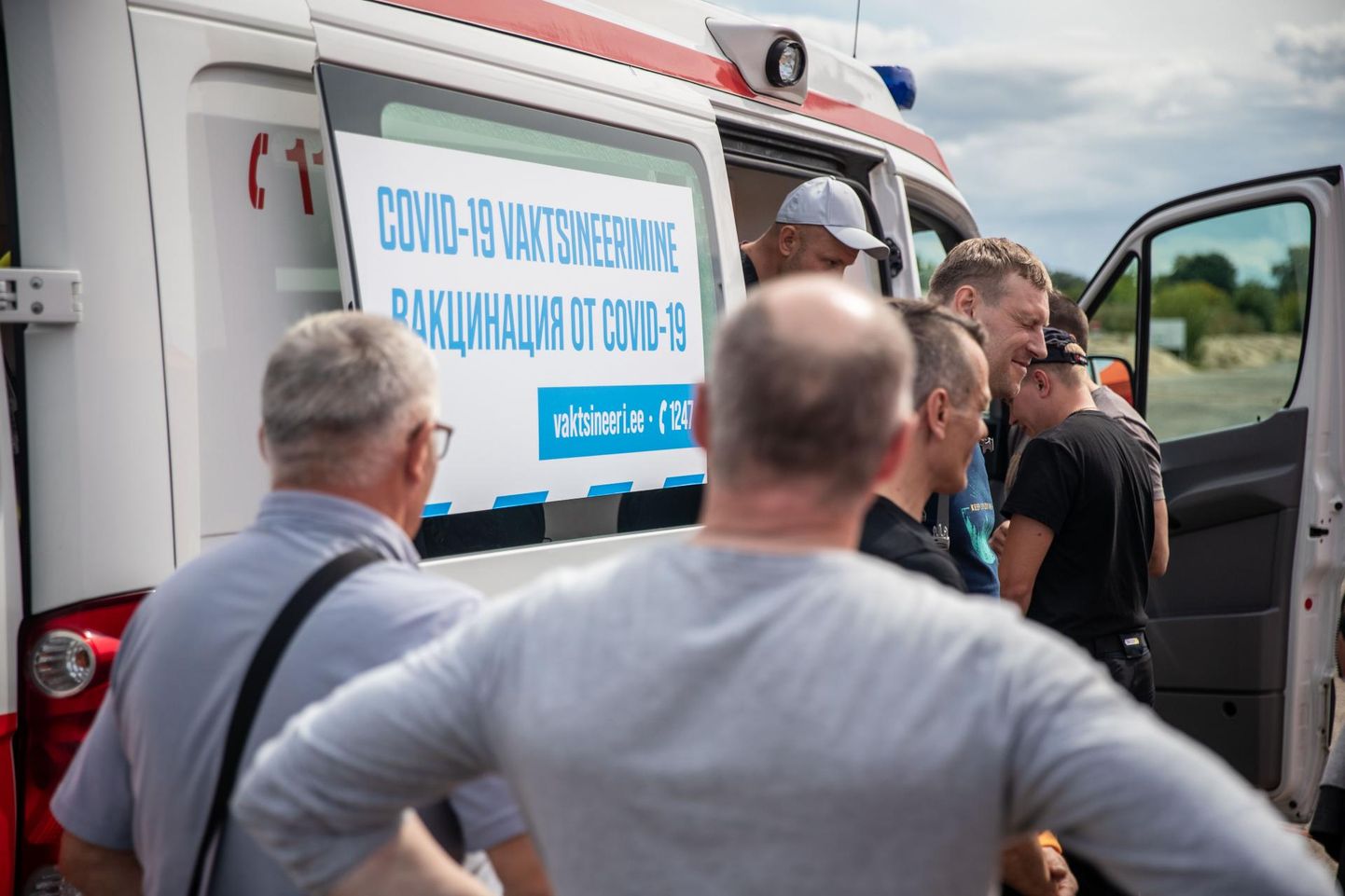 02.08.2021, Tallinn. Vaktsiinikiirabi tutvustus ja Meriko ehitustööliste vaktsineerimine ehitusplatsil.