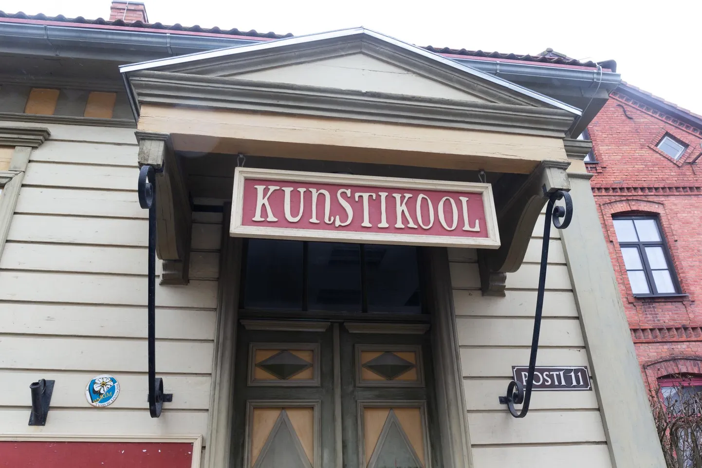 Kunstikool on Posti tänaval töötanud viis aastat ning võiks seal ka jätkata, kui majaomanik ja linnajuhid renditingimustes kokkuleppele jõuavad.