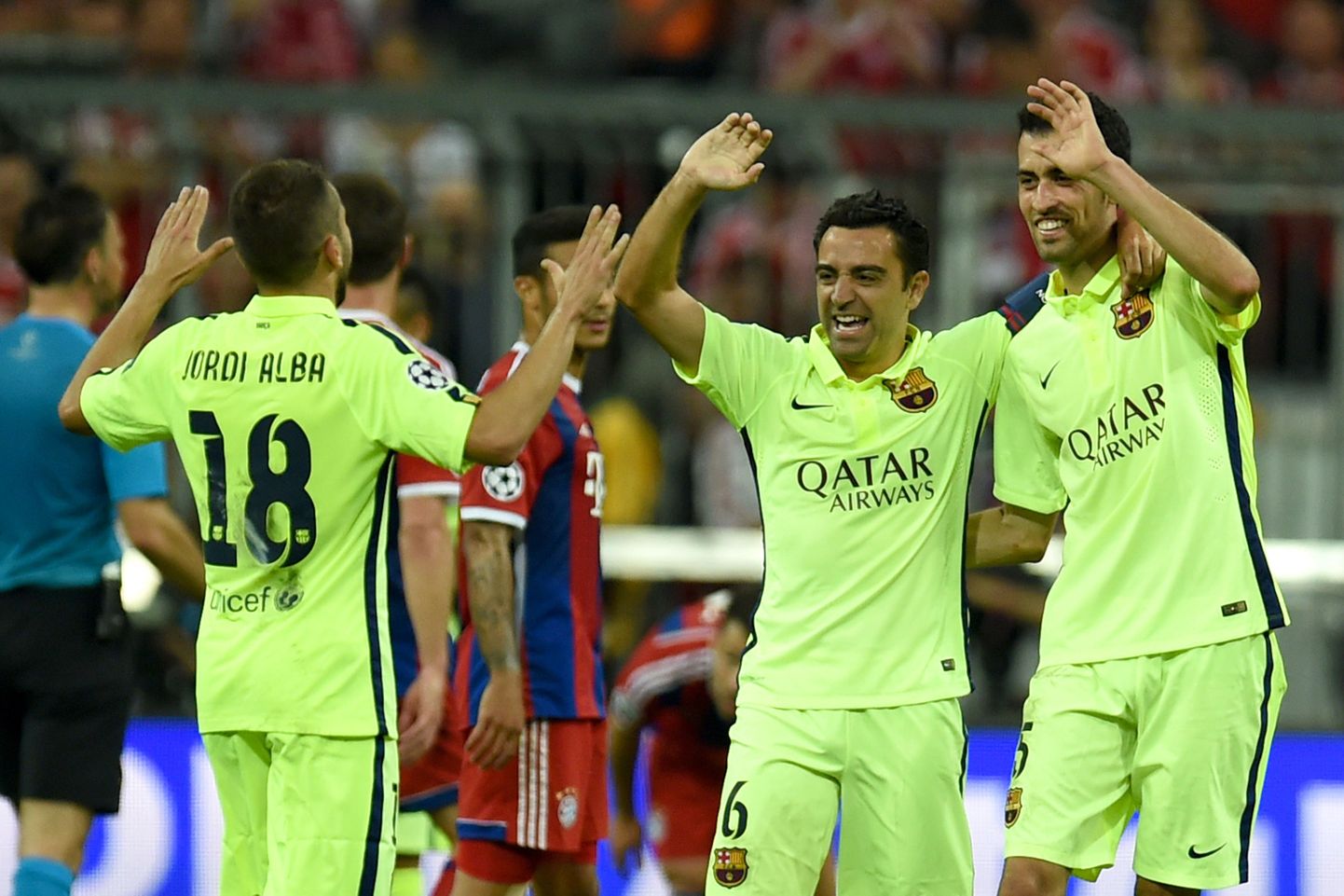 Хави (в центре) и другие игроки "Барселоны" после окончания матча в Мюнхене.
