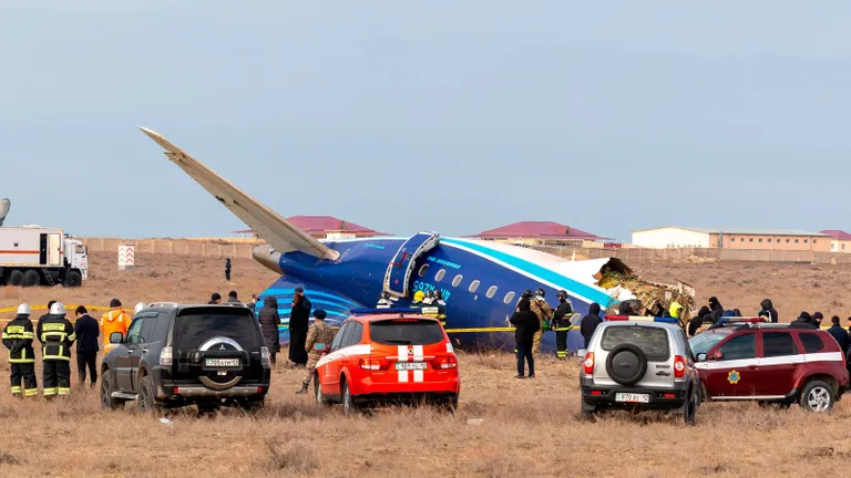 На борту самолета AZAL находились 67 человек, включая пять членов экипажа. Из них 38 погибли, а 29 выжили