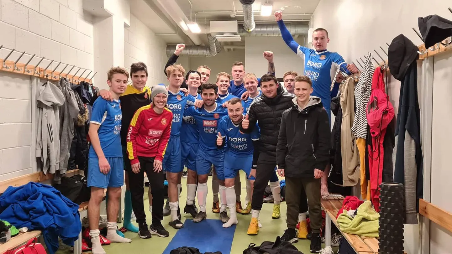 Võru Heliose jalgpallurid rõõmustavad pärast võitu Viimsi JK üle.