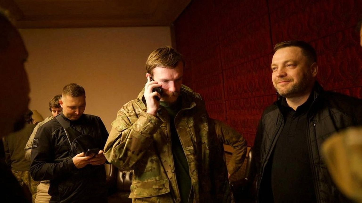 Денис Прокопенко (в центре) - один из пяти командиров с "Азовстали", освобожденных из российского плена