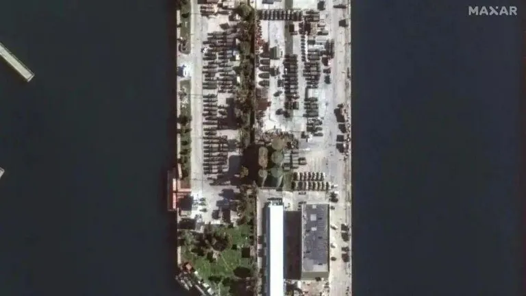 Военные корабли в порту Тартуса 17 декабря 2024 года