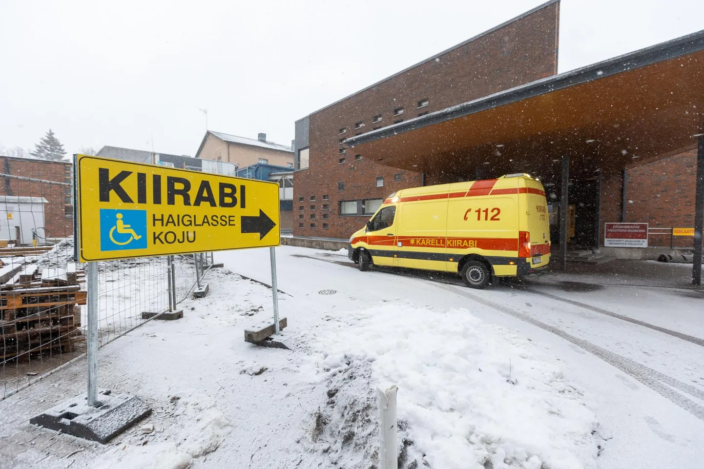 Pealinna kiirabibrigaadid pole Järvamaa haigla erakorralise medistsiini osakonna ukse ees ammu enam harv nähtus, sest pealinnas napib voodikohti