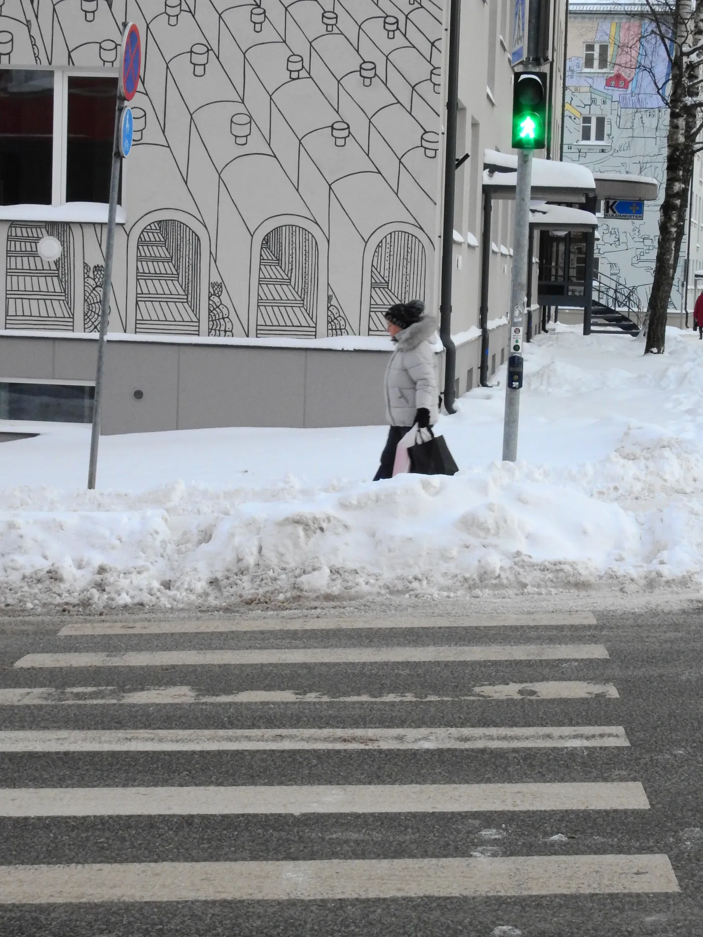 Soola-Kalevi ristmiku ülekäigurada on lugeja sõnul ohtlik ületada olnud vähemalt reedest kuni esmaspäeva pärastlõunani.