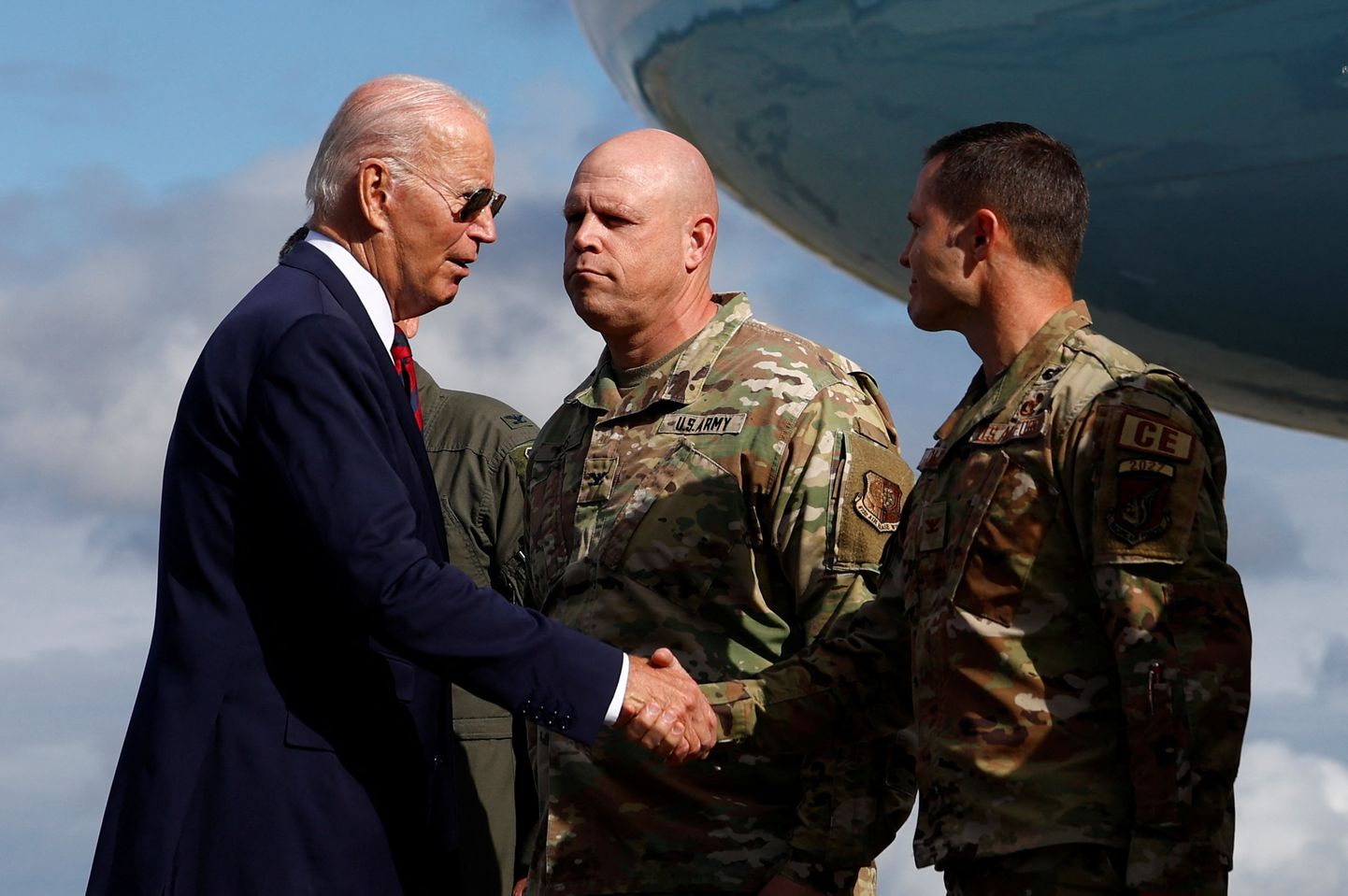 Joe Biden saabumas Anchorage´i sõjaväebaasi.
